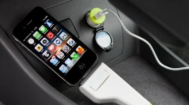 Ви про це можете пошкодувати: чому не можна заряджати смартфон через прикурювач в автомобілі