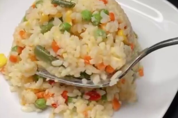 Рис з овочами, кадр з відео