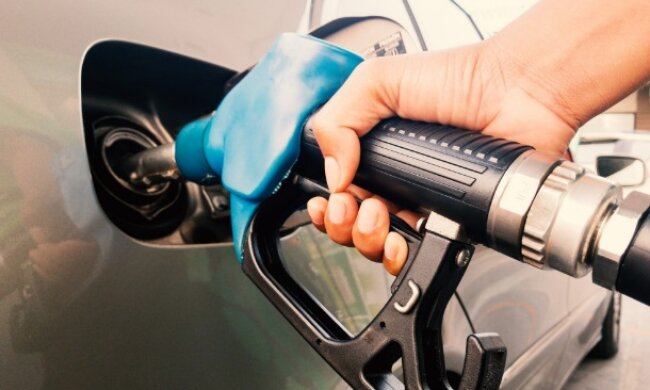 Проблеми вилізуть зненацька: що може статися з автомобілем, якщо постійно заправляти повний бак