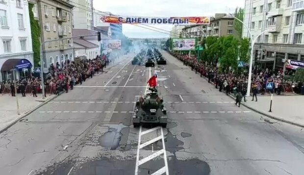 Парад в Луганську. Фото: twitter.com/gdnrusmag