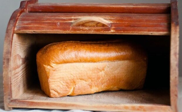 Надовго збереже свіжість: що покласти поруч із хлібом, щоб він не черствів кілька днів