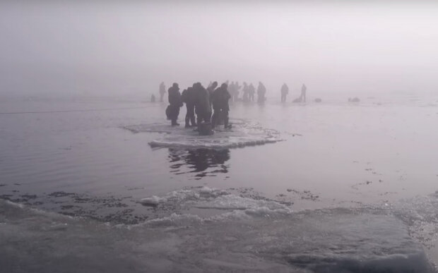 Рыбаки на льду. Фото: скриншот YouTube-видео.