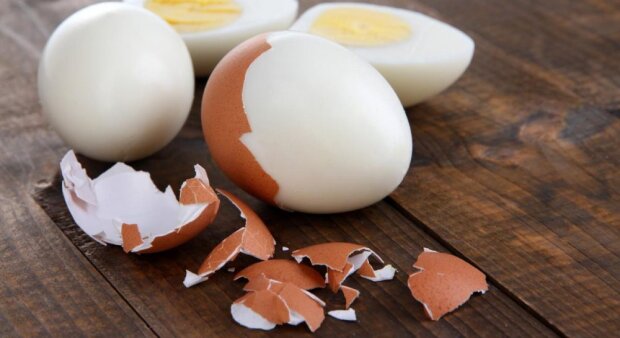 Четыре простых способа, которые помогут быстро очистить вареные яйца