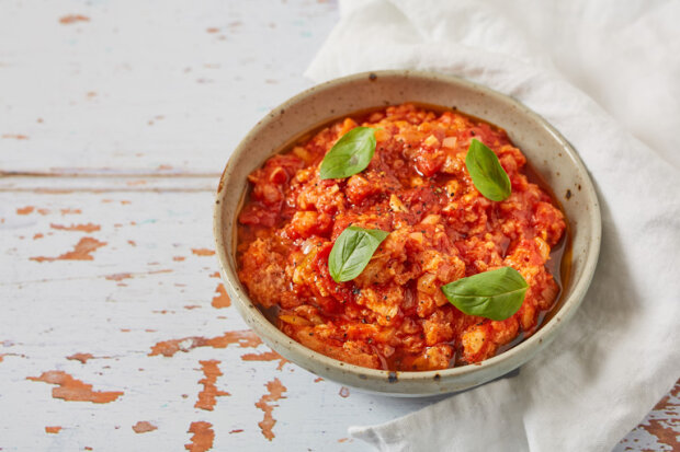 Захочеться другий порції: як приготувати ситний хлібний суп із помідорами. Рецепт