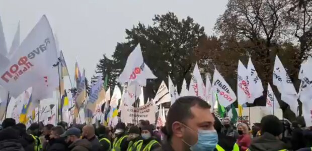 Акция протеста возле парламента Скриншот видео