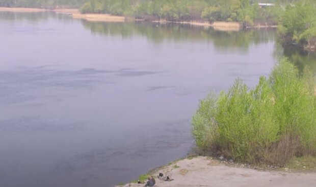 Лучше не купаться: вода в Днепре названа катастрофической. Найдено более 160 загрязнителей