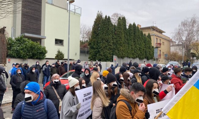 В Праге перед посольством Украины прошел митинг. Люди осуждают закрытие ТВ-каналов "112 Украина", ZIK, NewsOne и "Перший Незалежний"