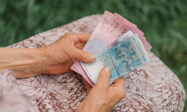 Могут забрать до 50% пенсии: кому из украинцев придется вернуть часть полученных денег