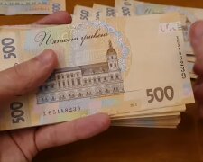 Карантинные 8 тысяч гривен: украинцам начали выплачивать социальную помощь. Кто получит