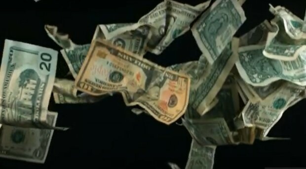 Деньги падают "с небес", фото: youtube.com