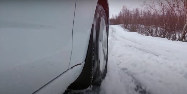 Названы главные ошибки автомобилистов при езде по свежему снегу: это должны знать все
