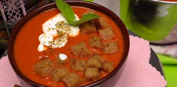 Рецепт сытного восточного томатного супа с мясным фаршем и яблоком. Фото: YouTube