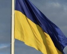 Поганий знак. У Харкові вітер розірвав надвоє прапор України. Відео