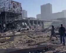 Мощный авиаудар по Киеву: крупнейший ТЦ превратился в руины, кругом выжженная земля