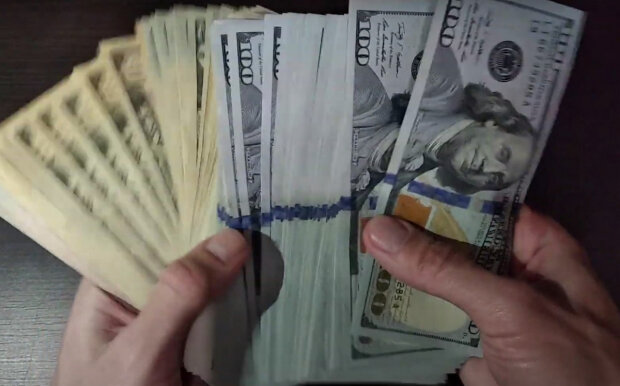 Долари США. Фото: скріншот YouTube-відео.