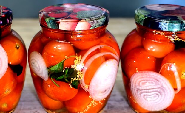 Рецепт маринованих медових помідорів на зиму, які робляться без оцту. Фото: YouTube