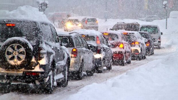 Чтобы не вылететь с трассы: что нужно знать при управлении автомобилем в снегопад или в дождь