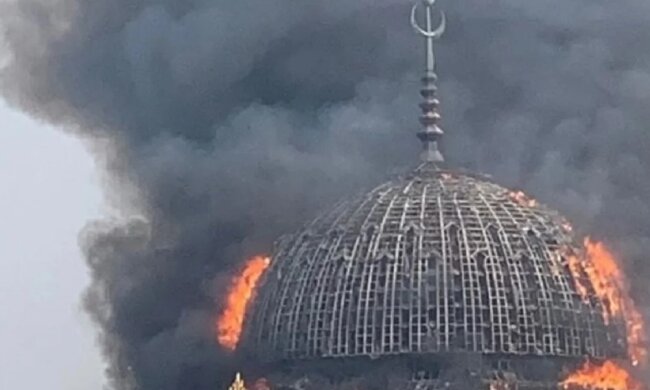 Це поганий знак: у найвідомішій на весь світ мечеті сталася пожежа і впав величезний купол. Відео