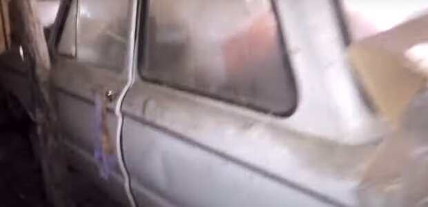 Новенький ЗАЗ в заброшенном гараже: скрин с видео