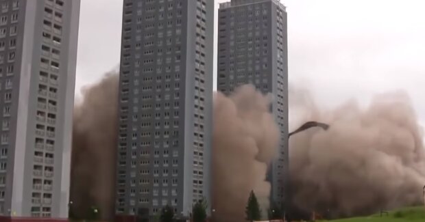 Клочья бетона и кирпича летели на сотни метров: взрыв нескольких жилых домов напугал людей