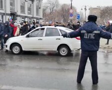 Занимайтесь любовью, а не войной: на акции протеста москвичи забросали полицейских снежками