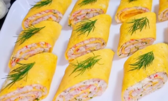 Яичный рулет с крабовыми палочками, кадр из видео