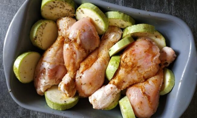 Куриные голени с кабачками, фото: youtube.com
