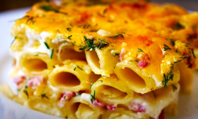 Рецепт простой и аппетитной запеканки из вермишели и курицы. Фото: YouTube