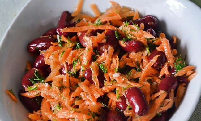 Закусочный салат с корейской морковью и красной фасолью, фото: youtube.com