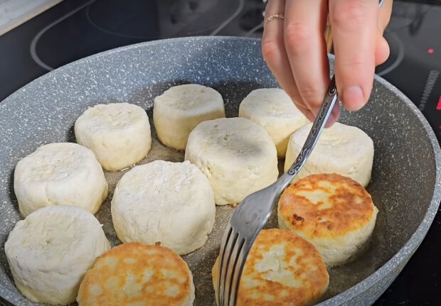 Сырники с яблоками, кадр из видео