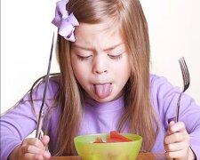 Как заставить ребенка кушать овощи и фрукты: хитрости, которые избавят от газировки и чипсов
