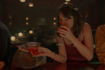 Гороскоп, самотність, кадр з кліпу Тейлор Свіфт на пісню "Opalite"