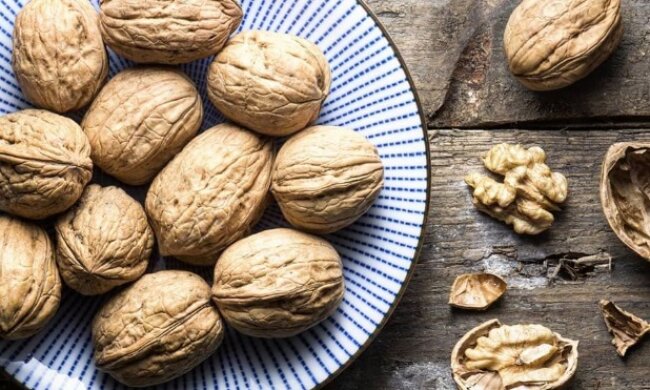 Швидкий спосіб чищення волоських горіхів, фото: youtube.com