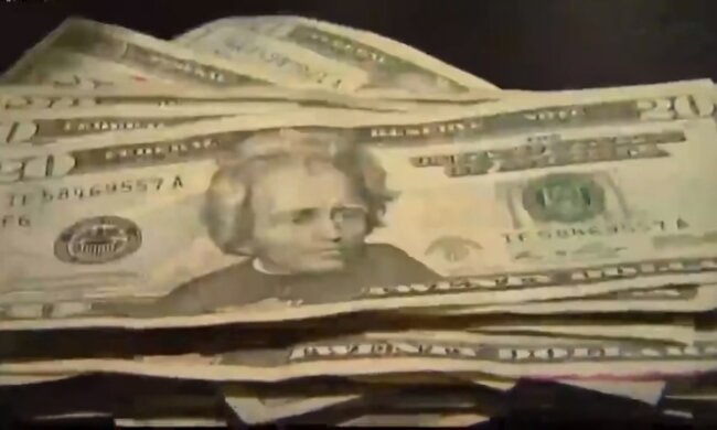 Будьте готовы: ПриватБанк отказывается принимать доллары. Что нужно знать