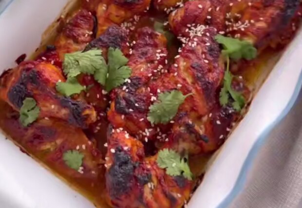 Курячі крильця в медово-томатному маринаді, кадр з відео