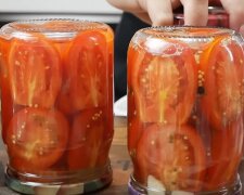 Такую вкуснятину вы будете открывать банку за банкой: рецепт помидоров дольками с луком и маслом на зиму