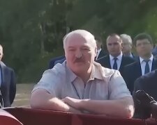 Лукашенко предупредил белорусов: "Опасность большая, переходим на военное время"