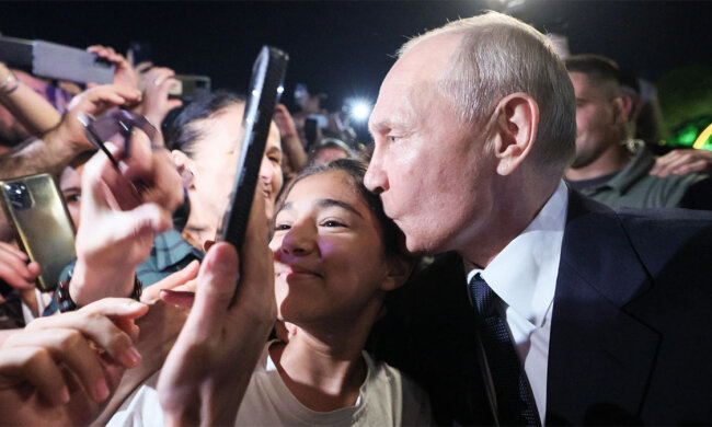 Путин целует ребенка, фото: youtube.com