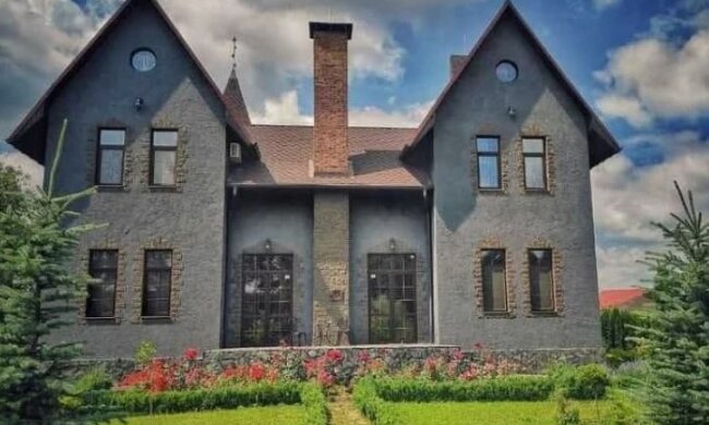 Не хватает гроба в спальне: в Киеве продают курьезный дом в стиле «Ведьмака». Фото