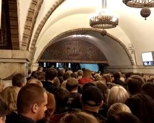 Аж стіни тріщать: у метро Києва справжній хаос, люди висять один на одному. Перші кадри