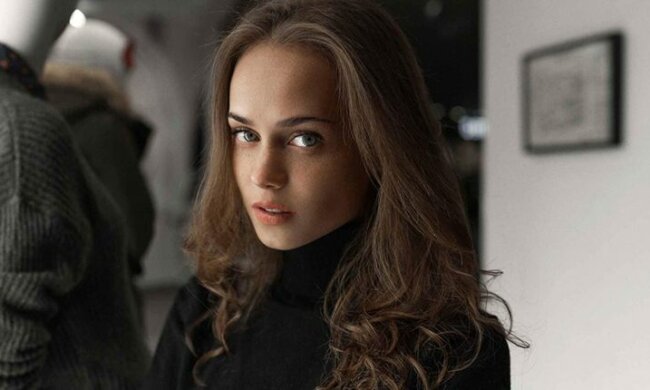 Катерина Ковальчук вылезла на капот и сделала оригинальное фото