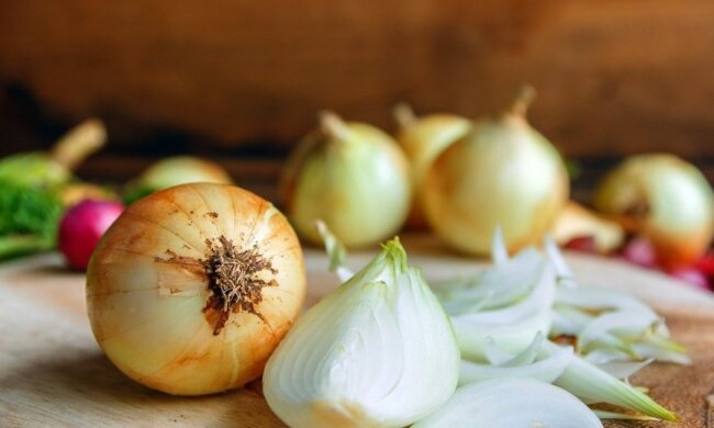 Почему лук никогда нельзя хранить рядом с картошкой: многие этого не знали