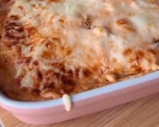 Запечені макарони з куркою та овочами, кадр з відео