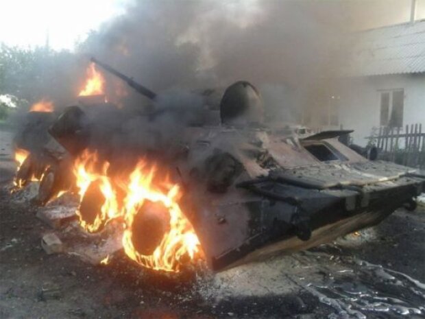 Остались лишь куски: как украинский БТР уничтожил огнем российский танк. Видео