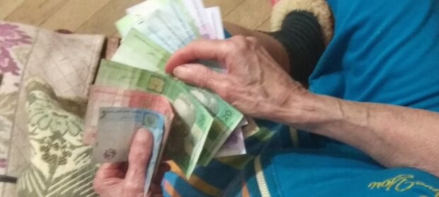 Змусять віддавати частину зарплати: українців готують до пенсійної новації