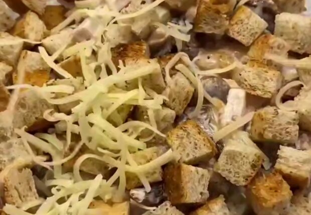 Осенний салат с фасолю и грибами, кадр из видео
