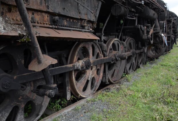 Вывозили золото Сталина: в сети показали тайник заброшенных паровозов. До сих пор стоят в лесу