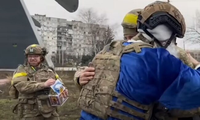 Діти все ще вірять у диво: воїни ЗСУ переодяглися у Святого Миколая та роздавали подарунки дітям у Бахмуті. Відео