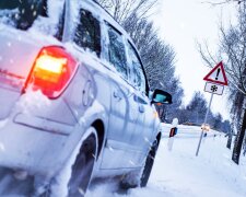 Це має вміти кожен автомобіліст: як швидко зупинити машину на ожеледиці чи снігу