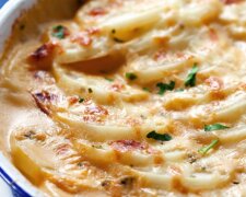 Вся семья будет облизываться: рецепт картофеля "дофине" со сливками, сыром и луком